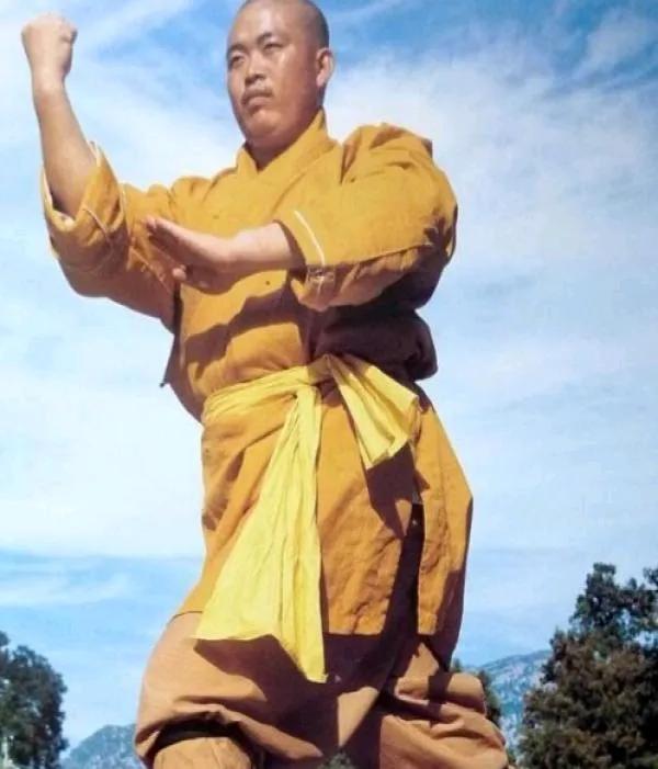 释永信打起武术来有模有样的，精力旺盛的他多打打武术就好了，可他偏偏破戒和多名女性