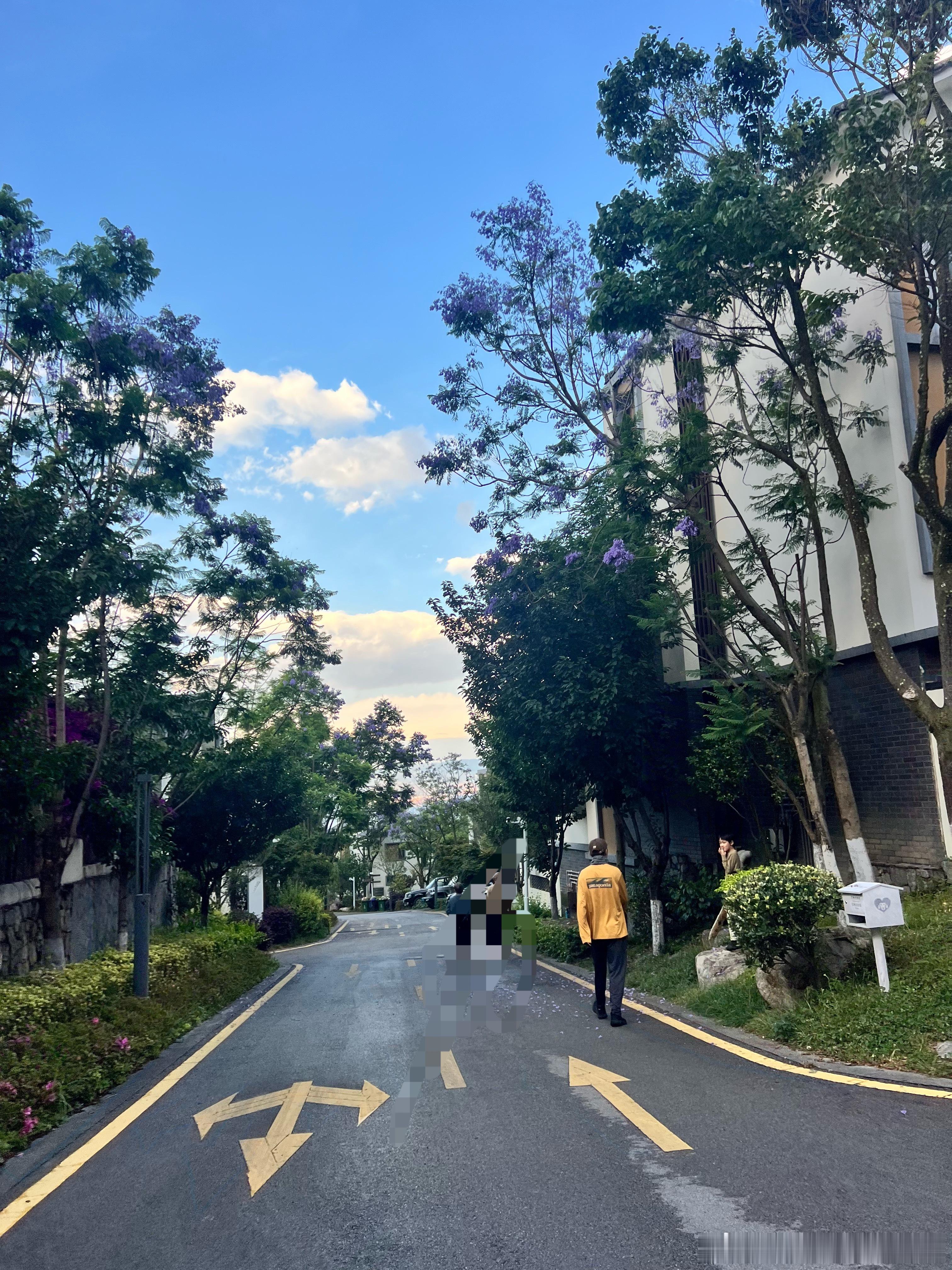 散步的时候干了尴尬的事…该跟走在老公前面的那位大哥道歉…走一个下坡的时候，我突然