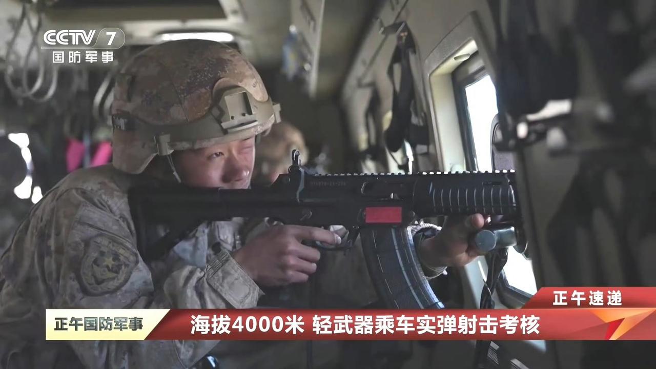 在中国解放军新型运兵车内通过车窗射击孔完成乘车实弹射击考核​​​，射击视野不错