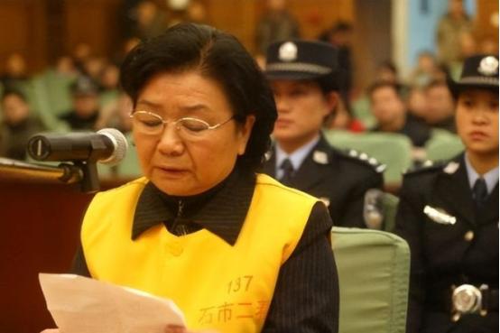 曾毒害30万婴儿的三鹿集团董事长，被判无期徒刑，因在监狱中“表现良好”，五年间就