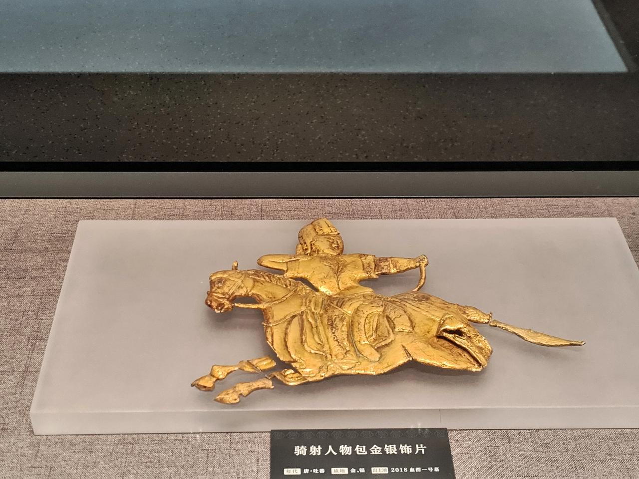 当然是西北很明显是一个胡人这是一个包金的骑射人物造型也是博物馆的镇馆之宝