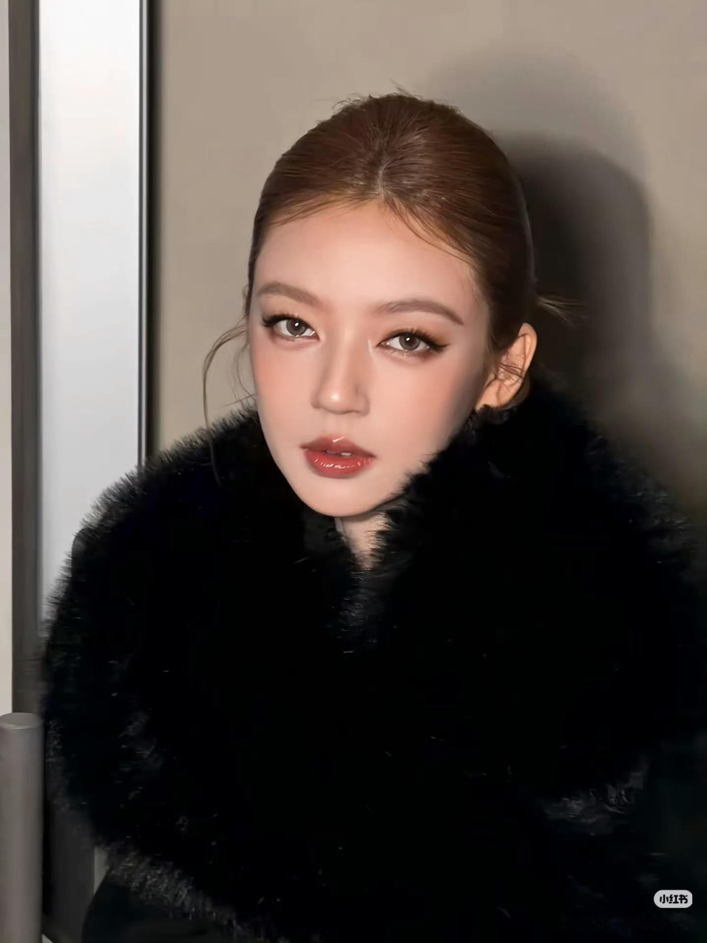 何瑞贤每次给自己化的妆容都好惊艳，还是第一次见到明星化妆技术比化妆师还好