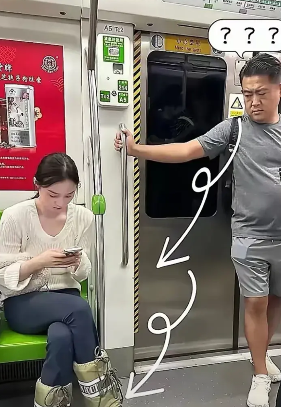 地铁惊现一幕，让我目瞪口呆，惊掉下巴！我相信很多人望尘莫及啊！一个零零后小女孩的