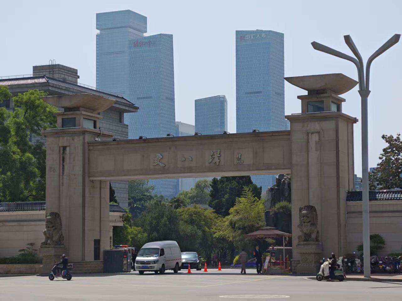 昨天，路过陕西宾馆，听说宾馆对游人开放，顺便到里面转了转，里面环境优美，绿植盎然