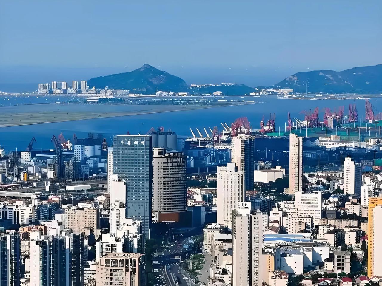 连云港冬天太冷，主要是风大，且呼啸凌厉。连云港夏天太热，讨厌的是湿度高，潮气大