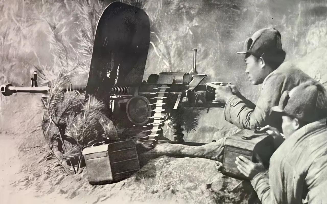 一块钢板救了很多人的命，抗美援朝期间，志愿军武器装备经历了很大变化。入朝初期，武