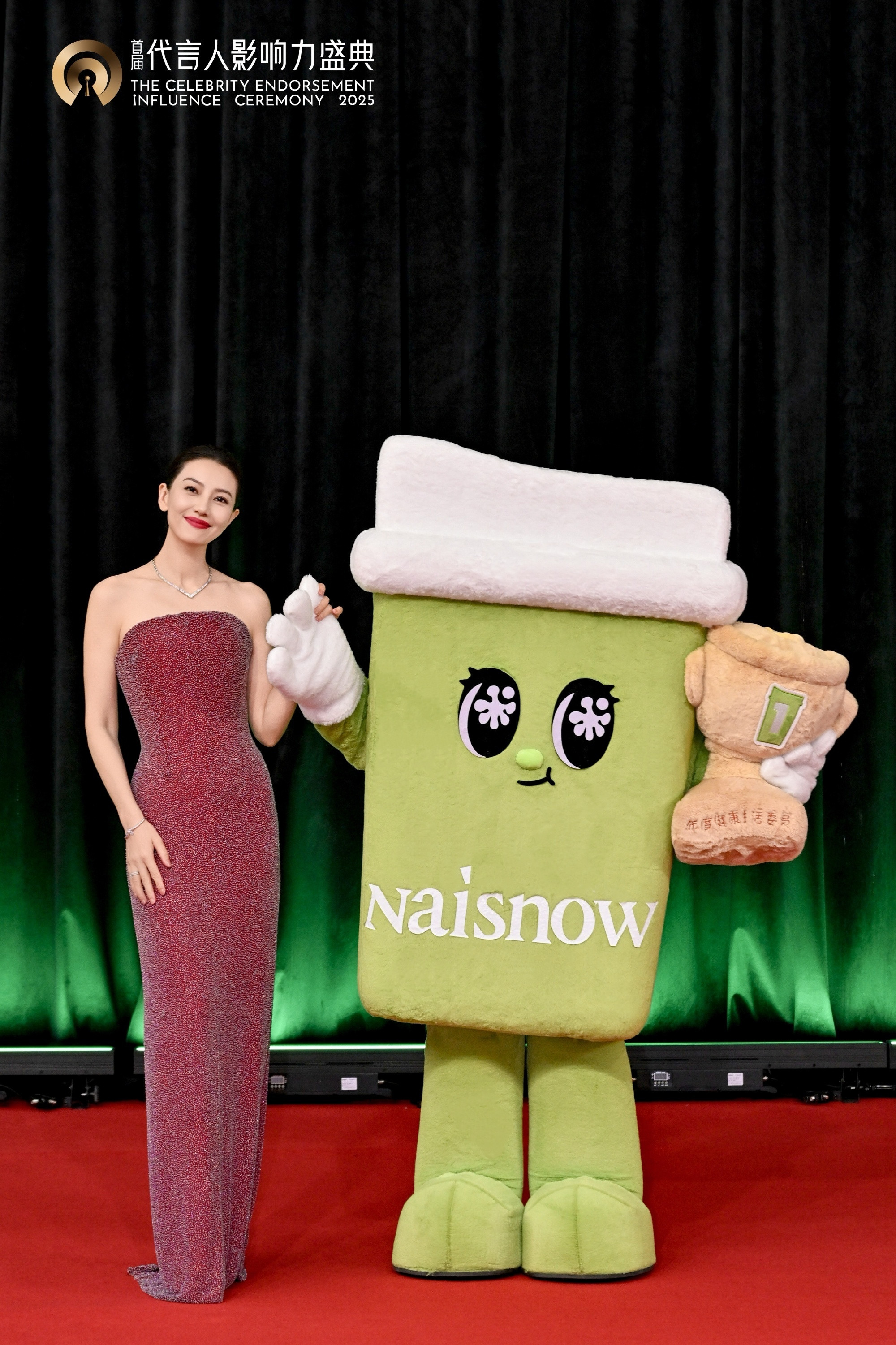 高圆圆见证粉丝出道首秀笑不活了！奈雪“粉丝”出道排场太大，高圆圆全程微笑见