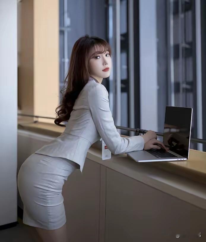 太有感觉了，办公室美女正在认真工作的样子真美，你首先会想到谁办公室美女