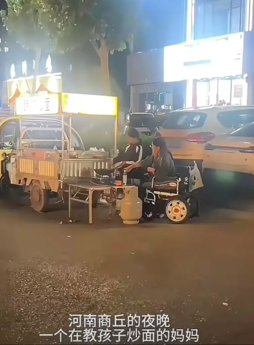 5月7号，一男子深夜在河南商丘看到小女孩和妈妈摆摊卖炒面，觉得他们可怜，买了一碗