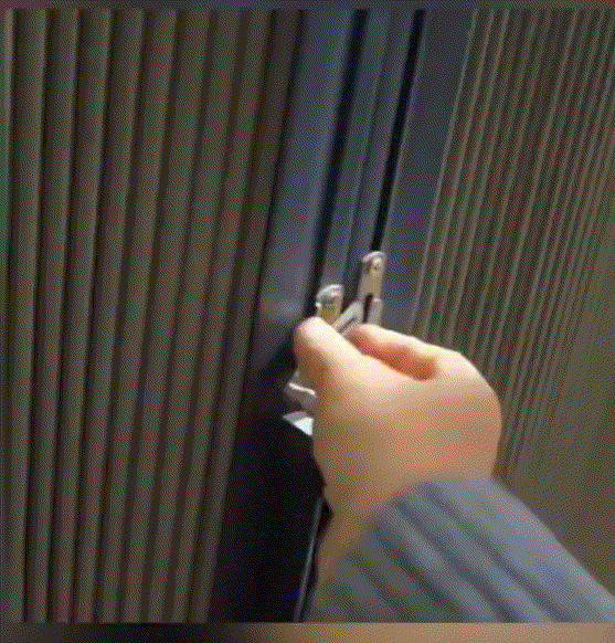 江苏一女子去住一家酒店，结果入住后发现，房间墙面一幅装饰画后面竟然有一道暗门，而