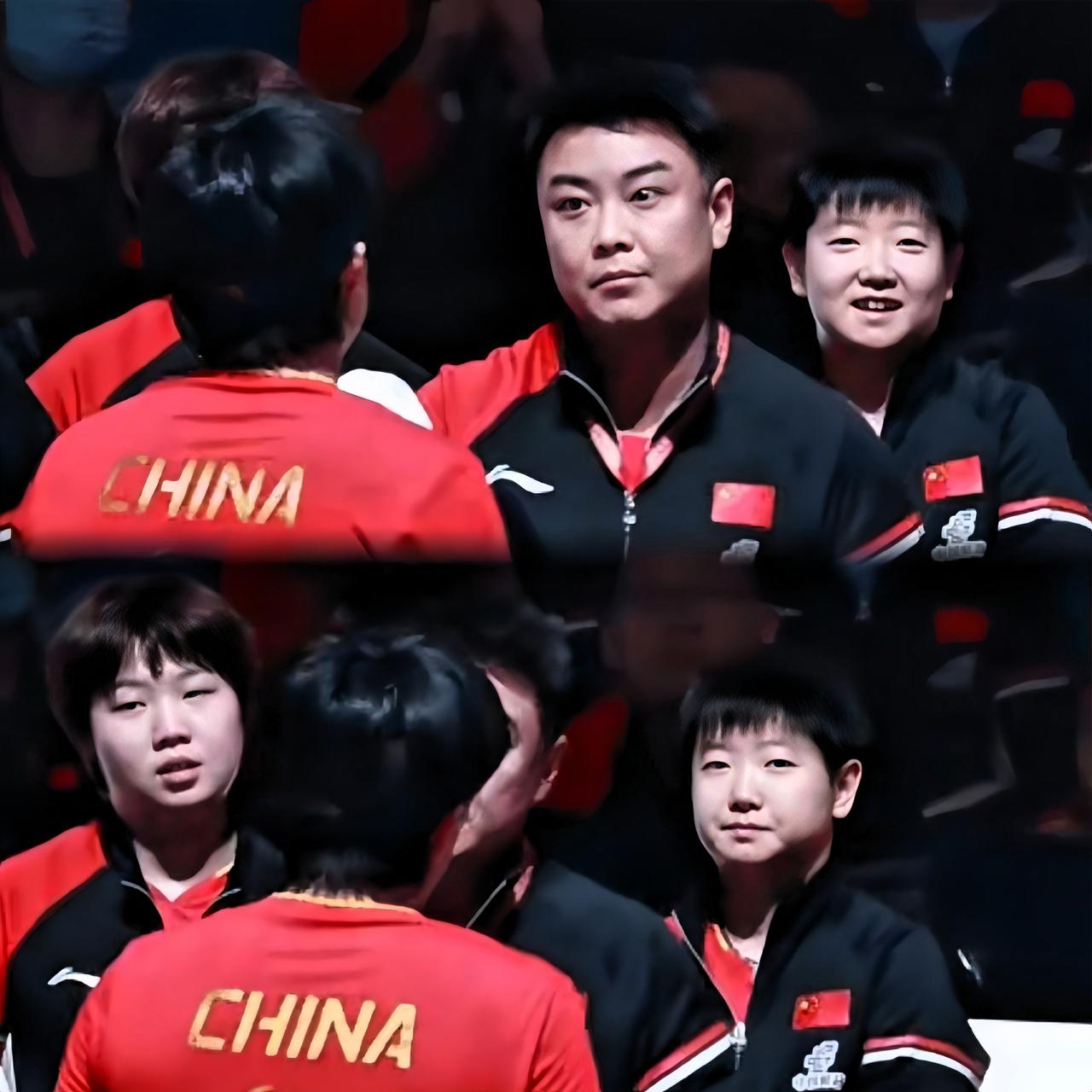 这画面我能笑一整天！白告和头哥在前面说得超认真，后面莎莎跟小曼姐早就开启“