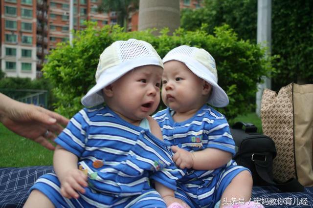 双胞胎二胎妈妈意外怀孕, 看到孩子性别和数量, 全家笑弯了腰