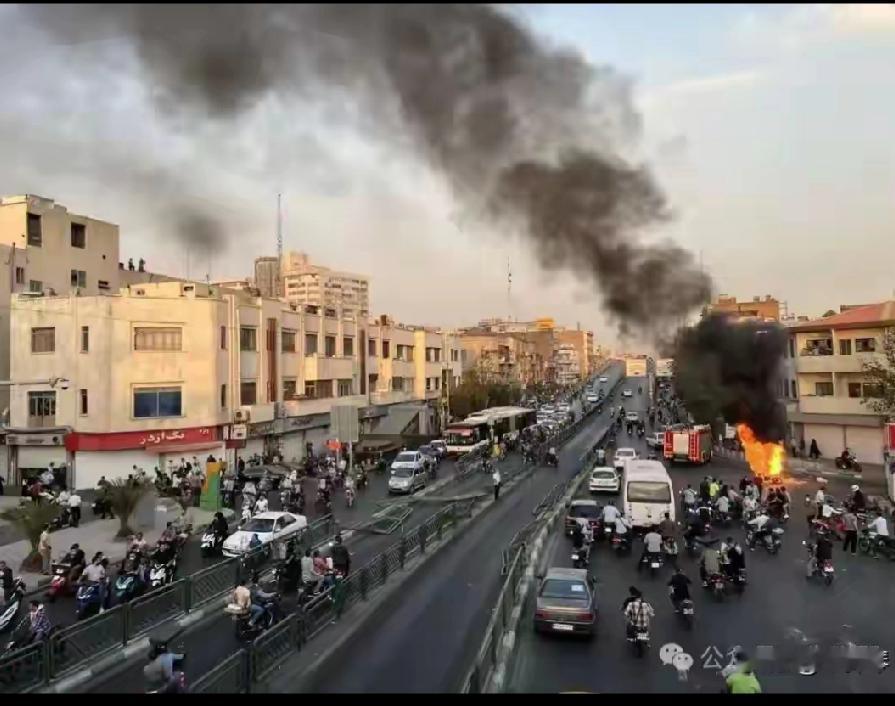 特朗普会挽救伊朗政权吗？伊朗民众正在街头示威游行，抗议伊朗现行的经济政策，不满