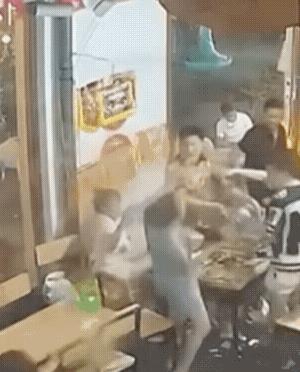 冲动是魔鬼！”女子吃火锅和同桌男子发生口角，气不过的她朝对方泼了一杯开水。不料，