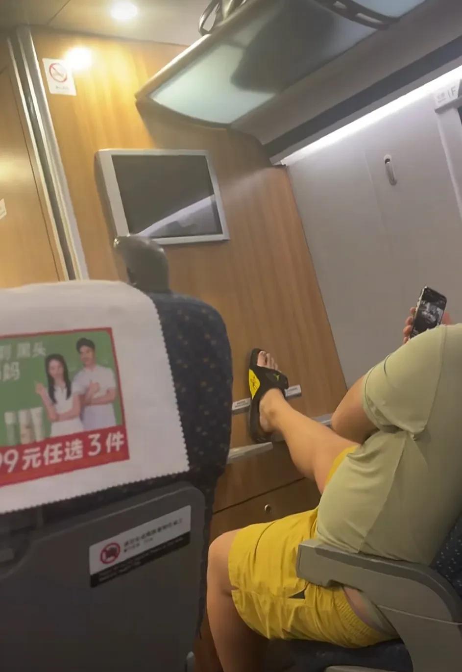 上星期去沈阳在火车上遇到这个年轻人把脚蹬在火车连接处隔板上，我好心提醒他，我说好