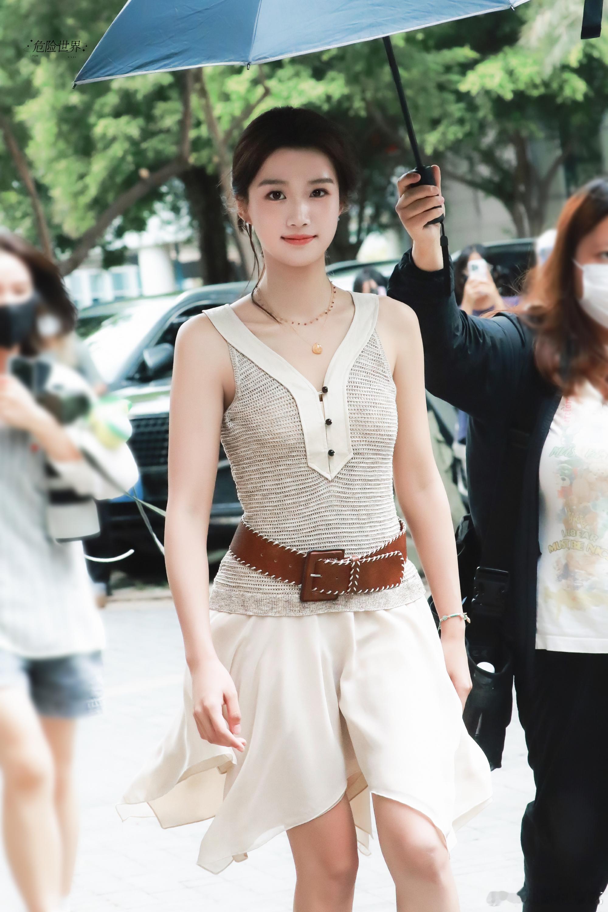 卢昱晓折月亮路透！姐感超强的云厘女神​​​