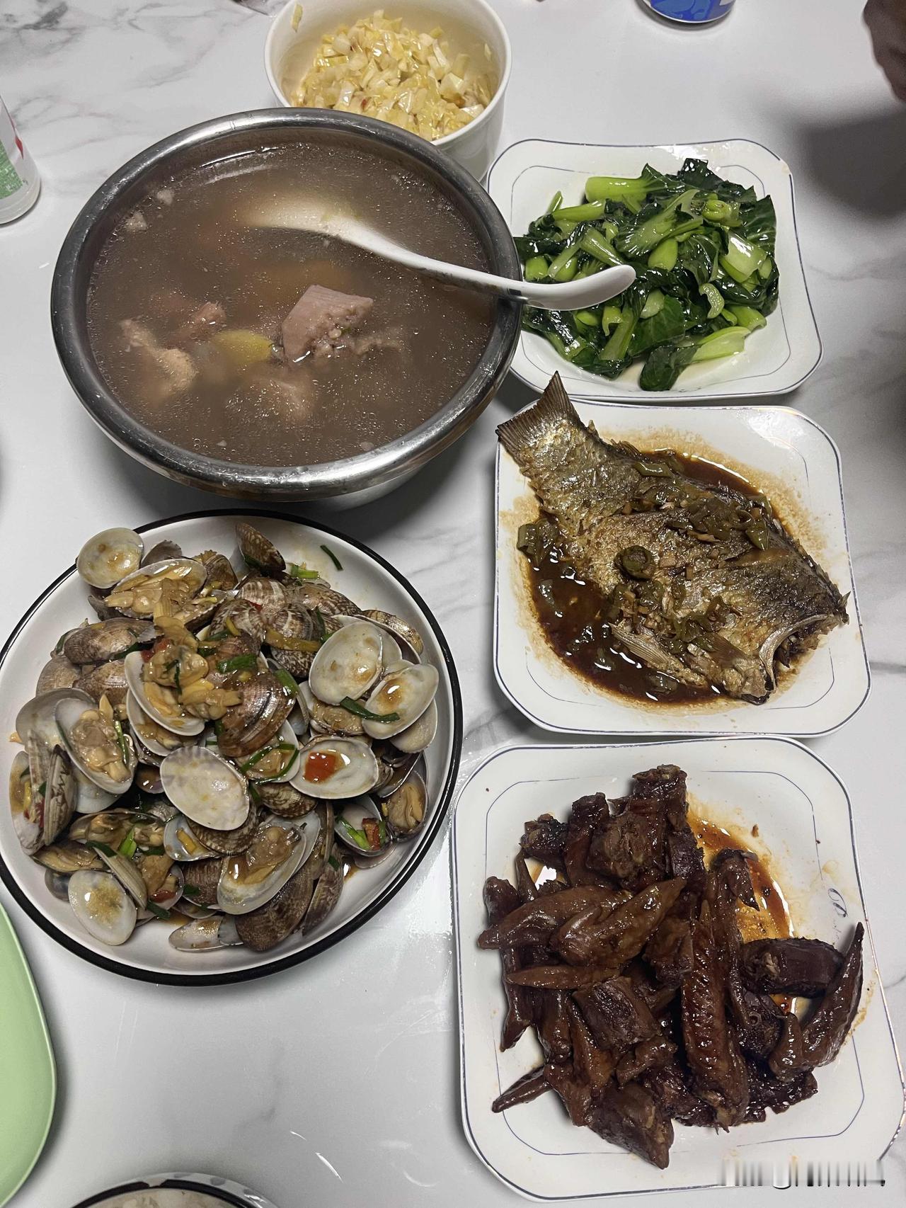 今天的家常饭也太香了！一大锅肉汤鲜味儿直钻鼻子，喝一口暖乎乎的。炒青菜脆生生