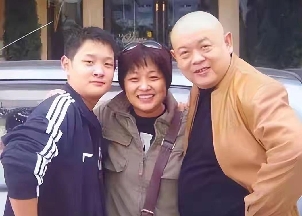 演员傅彪生前和家人，一张罕见的合影，这张照片拍摄于2003年前后，地点在北京一处