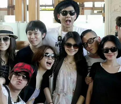 一大家子的人出国旅游，大S一人在酒店强撑病体，回国时变成了骨灰。尘归尘土归土，