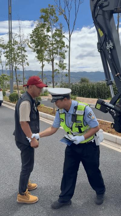 网红“挖机小何”被抓！这波操作看懵全网刷到麒麟警方的视频直接好家伙！网红“挖