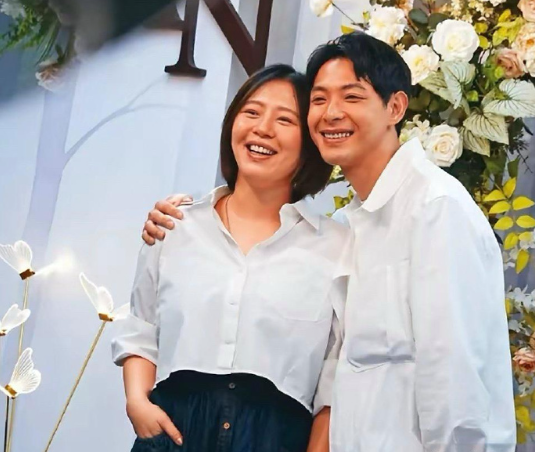刘品言和男友在台湾省民政局登记结婚，她怀孕5个月了，状态有点差，脸部浮肿，脸色憔