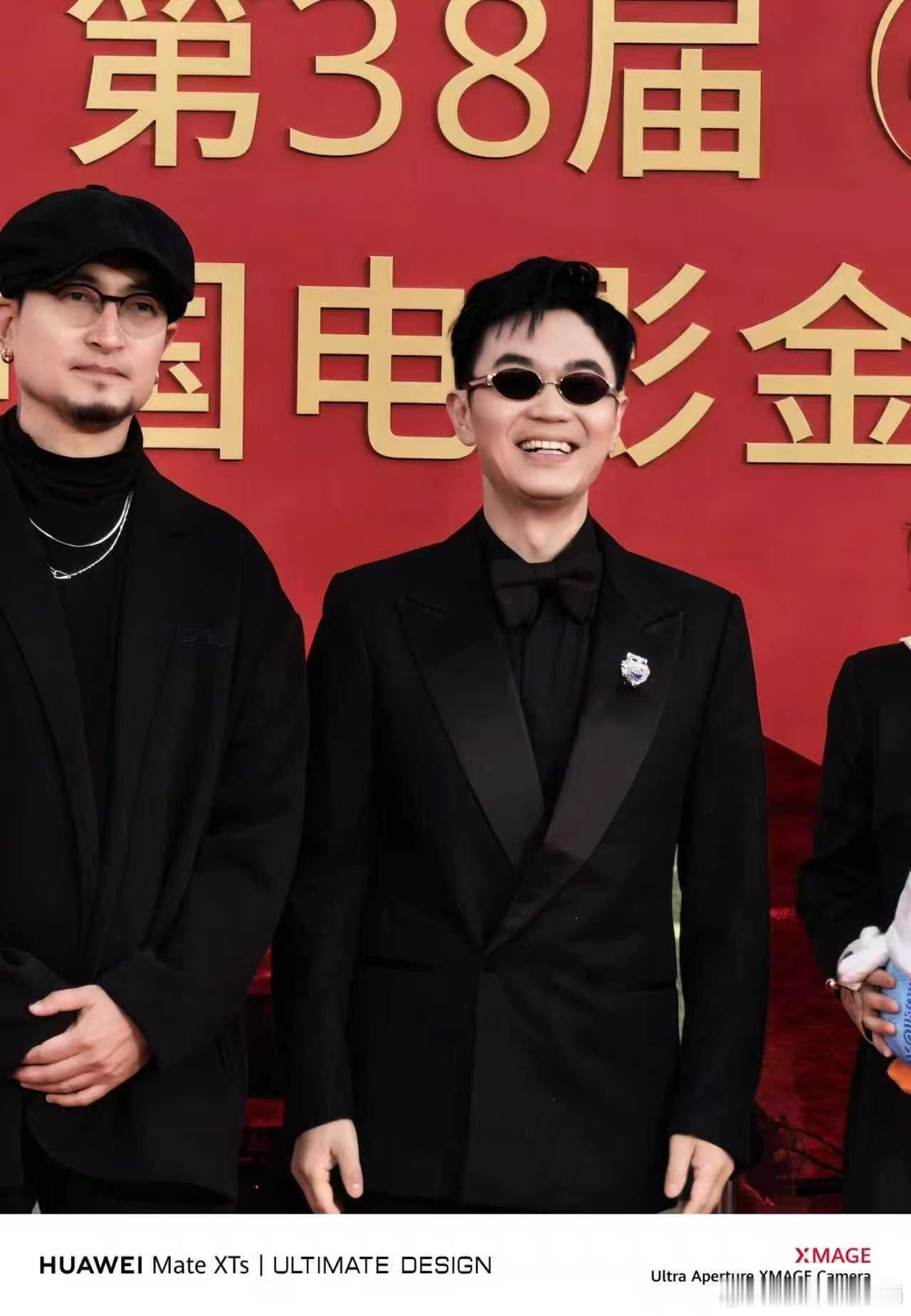 这场红毯可谓精彩纷呈，大鹏意气风发的状态让人眼前一亮，王传君沉稳自若的表现始终如