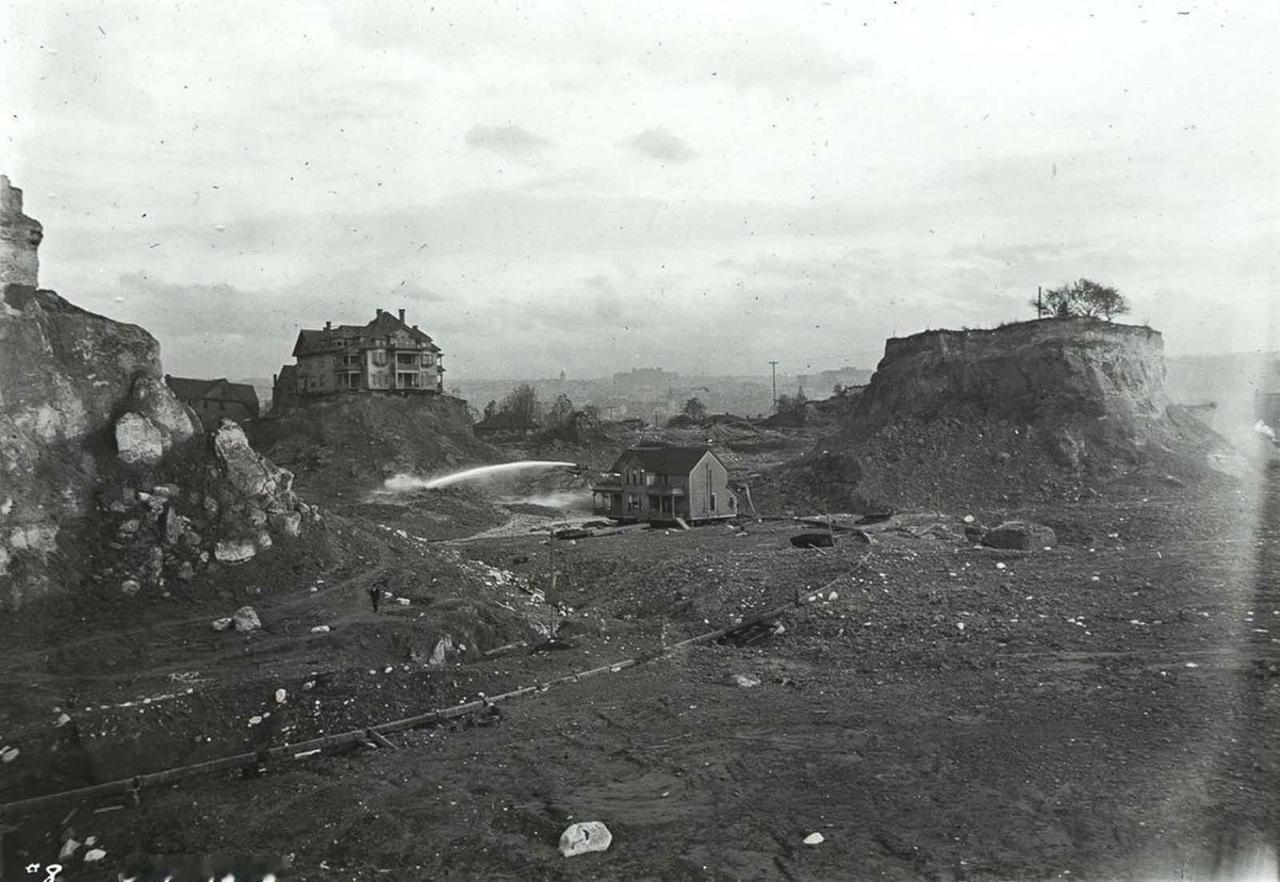 为了建设西雅图，人们夷平了山丘。从1897年开始，一直到1930年，西雅