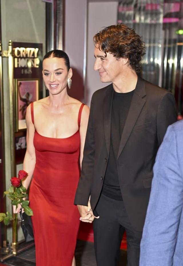 加拿大前总理和凯蒂・佩里公开手牵手,男方为她在巴黎庆祝41岁生日,算是另一种官