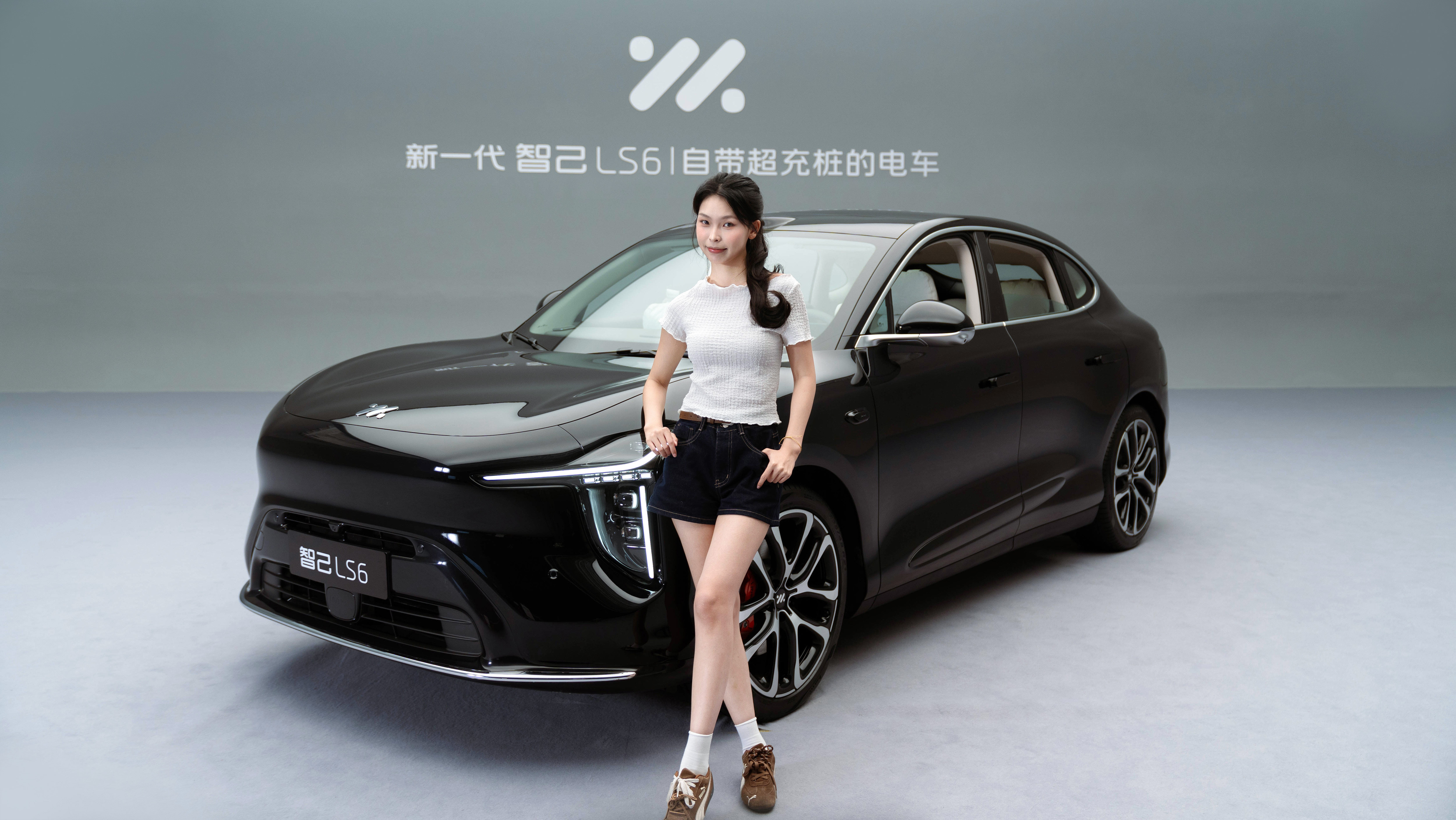 让拍了一组智己LS6增程版本图片，大家说好不好看吧。[墨镜]全新设计的前脸运动感和