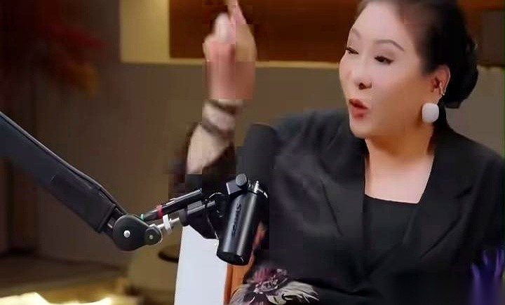 看到郭碧婷父亲重病的消息，很多人才反应过来一个极度反常的事实。这位嫁入顶配豪门的阔太太，娘家老爸查出