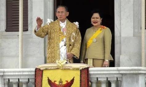 泰国的王室是一个很可怕的存在，他信家族多年来与王室斗来斗去，最终不得不让自己家的