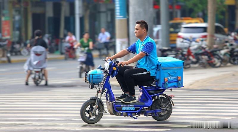 各位城市里的“摆渡人”，外卖小哥、网约车司机、货运师傅、网络主播们，一则关乎你们切身利益的消息来了。