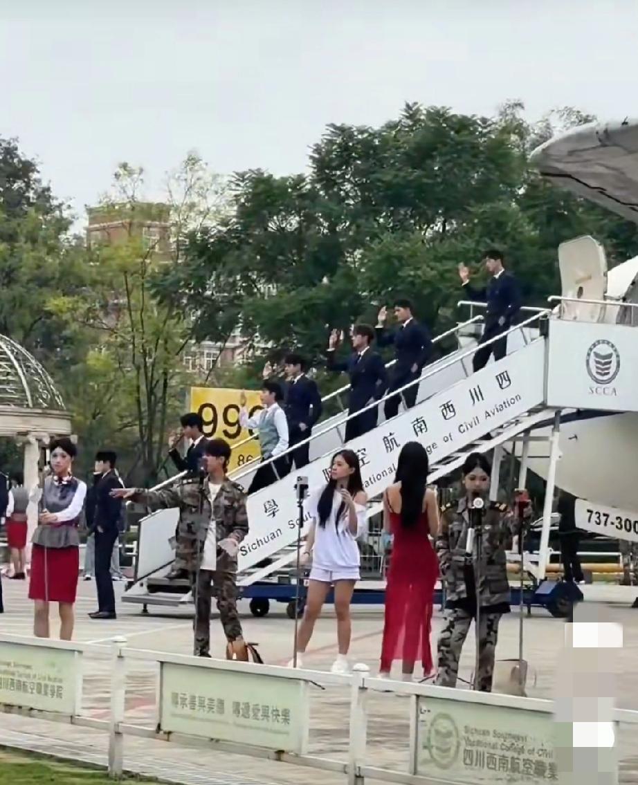 位于四川成都的西南航空职业学院，又被网友戏称“西南航空直播学院”。学校官方账号