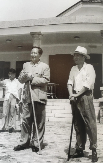 1954年，毛泽东主席在北戴河游泳时，偶遇了一位渔民。这位渔民并未认出毛主席，只