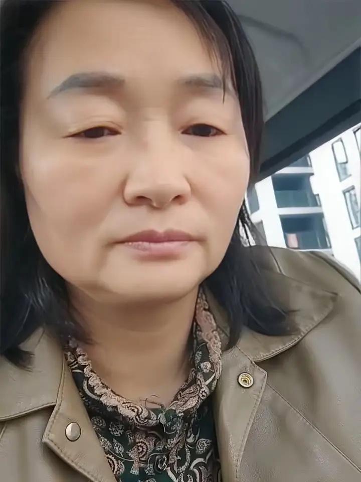 儿媳妇生了小孩六个月，我就让她去上班了，她想长期在家带娃，我没有让她带，我说女人