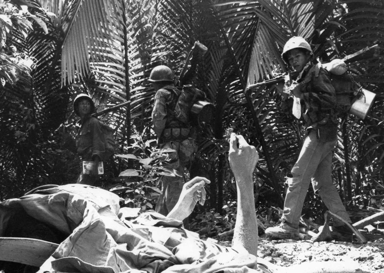 1964年2月27日，在湄公河三角洲隆平附近的棕榈树林中，一名奄奄一息