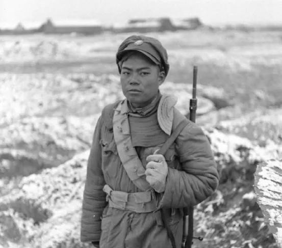 1948年3月，国民党整90师中将师长正在怒骂小电话兵，甚至开了两枪恫吓。小电话