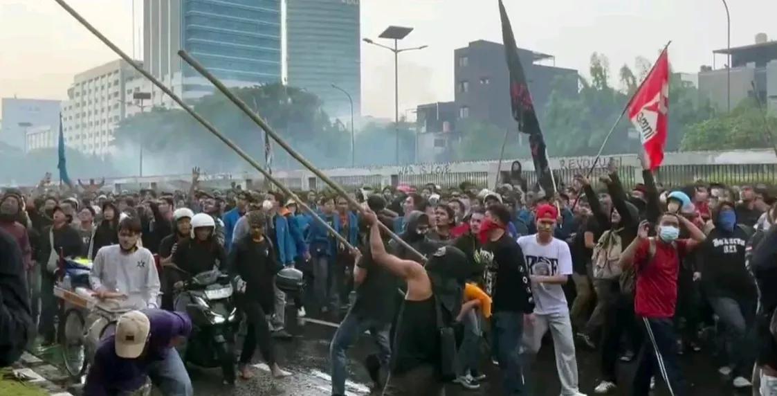 印尼国家电视台报道，当地时间31日，该国参与大规模抗议的工人、学生，及社会人士等