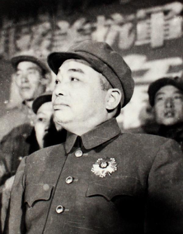 1985年，许世友将军卧病在床，趁旁边无人陪护时，用毛巾勒住自己的脖子死死拉紧，