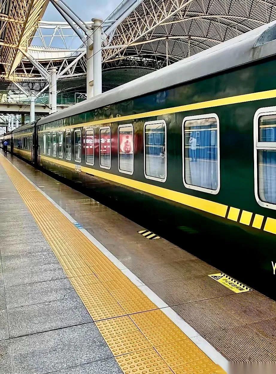 春运抢票有个怪事。500块一张的高铁票，你还能刷到几张。100多块的绿皮车，手