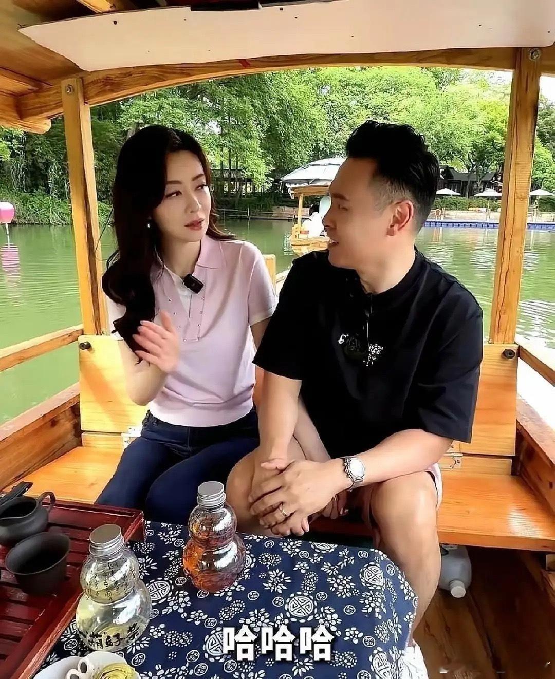熊黛林和老公郭可颂在杭州同游画面流出，好多人说“终于懂当年鞋子论了”。她身高1