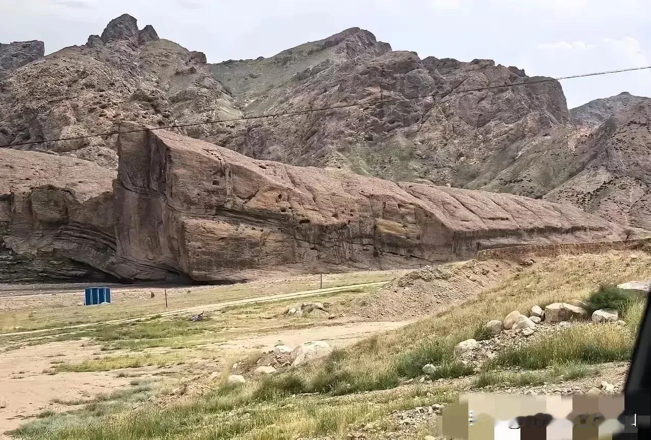 棺材山真的很像棺材，这样一个地方看着很邪门，想不通为什么这么多人喜欢去打卡游玩，