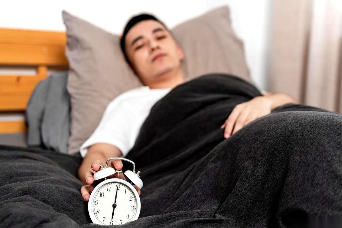 过了六十七，别再逼自己十点睡觉了。我告诉你，很多老人半夜三点瞪着天花板，翻来覆