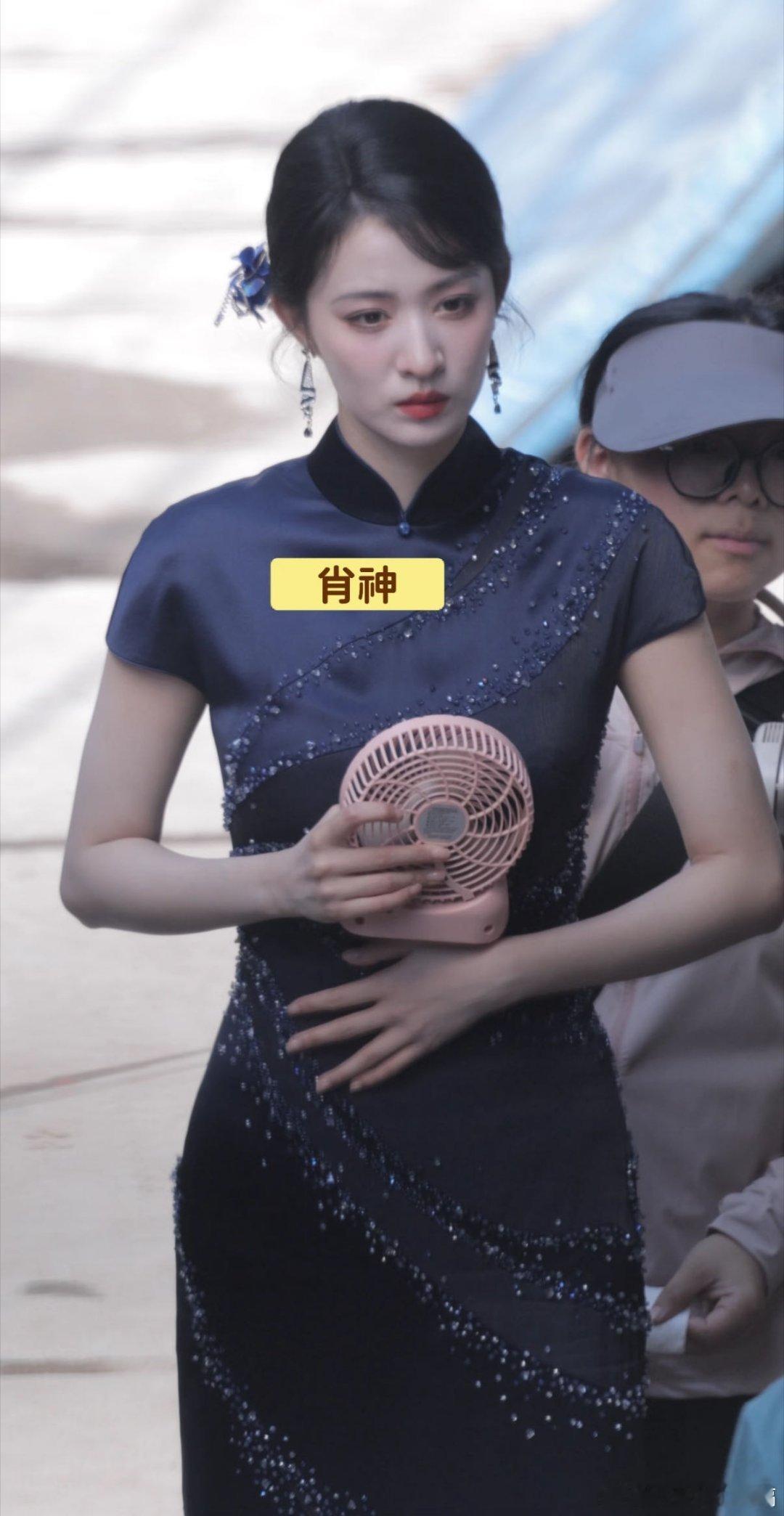 谁给王楚然选的衣服王楚然这一身衣服很好看嘞主要是很有气质，这个路透配上这个高级