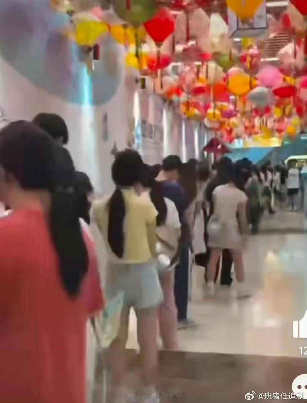 来感受下广州人民排队的热情广州美食的魅力，肠粉米香浓郁，虾仁弹牙，让人甘愿等候。