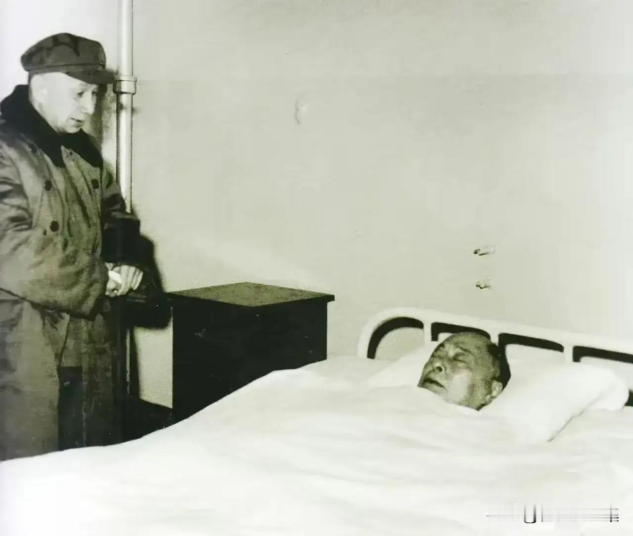 1971年，在陈毅被查出胃癌住院期间，粟裕探望这位病重的老战友，这位自己的儿女亲