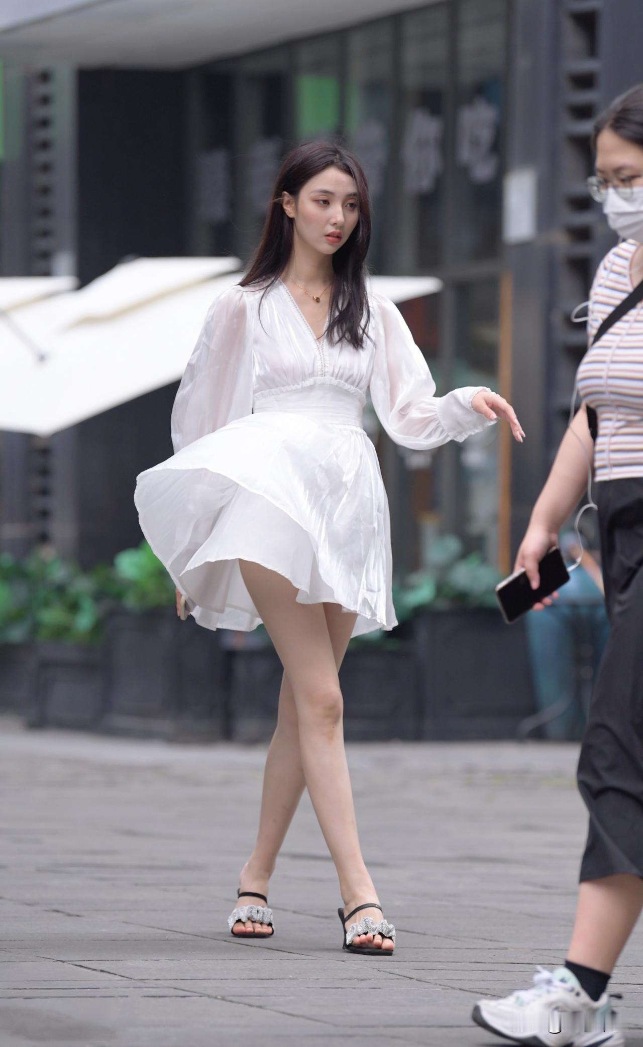 纯白公主裙你值得拥有.夏天记得放冰箱里哦，不然会化掉！分享街拍小姐姐