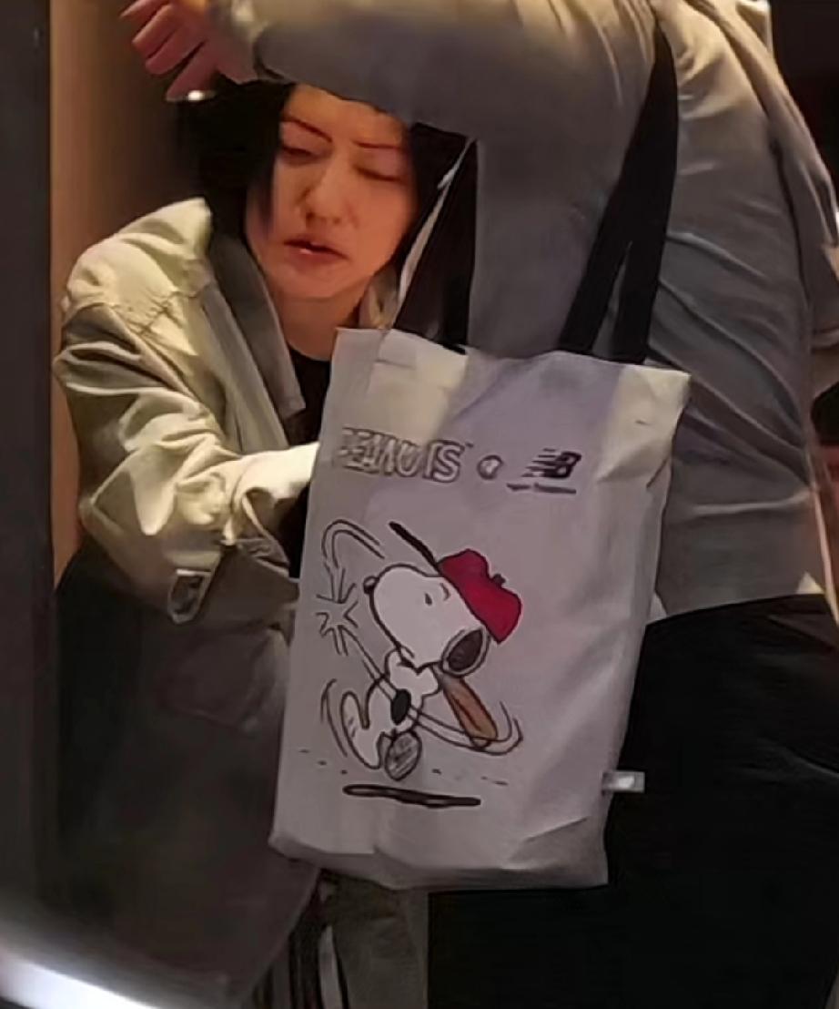 小S深夜买醉满脸痛楚，却没回家？小S喝醉后被台媒拍到，为姐姐伤心这种话估计没