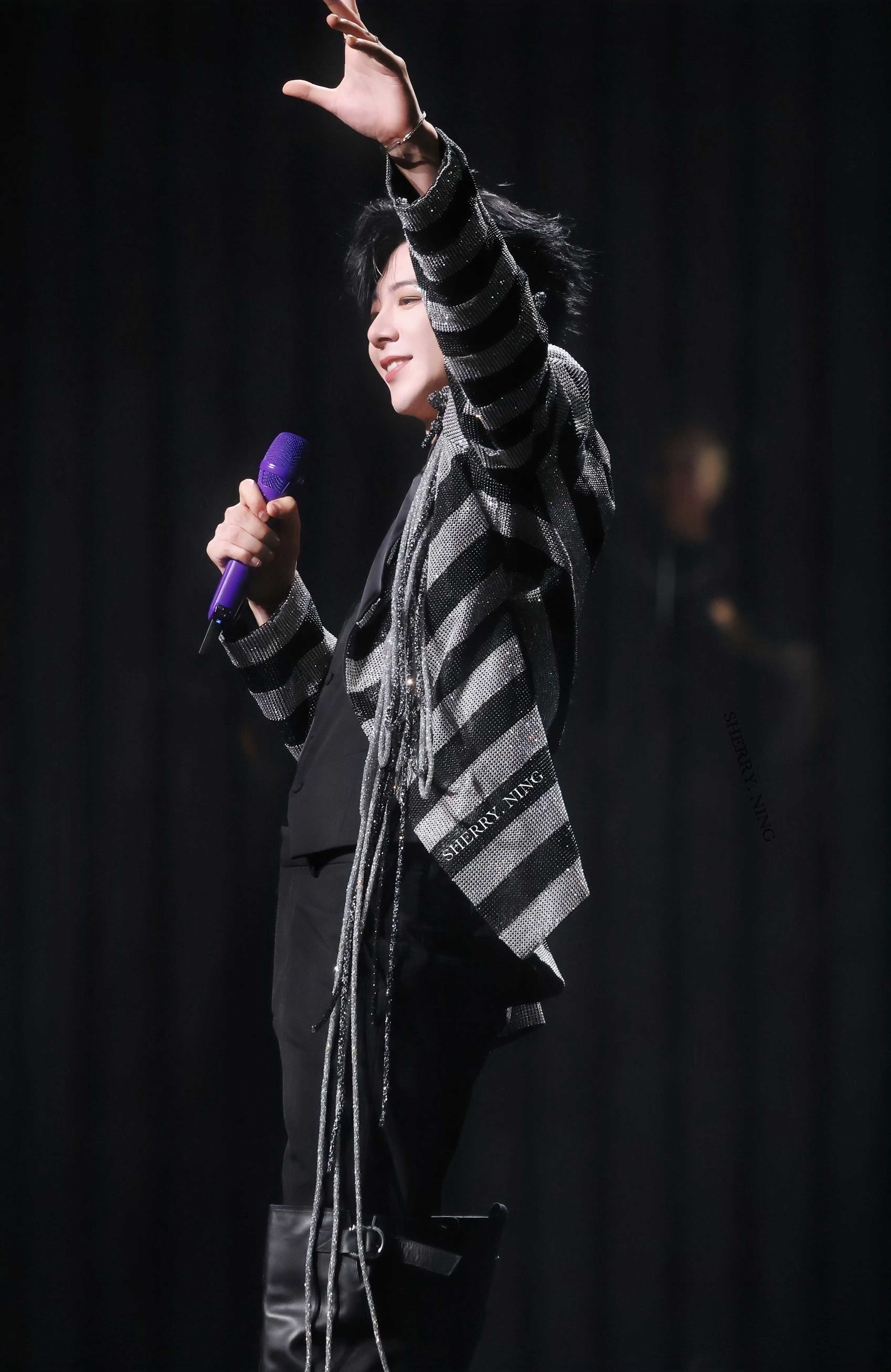 刘宇宁2025个人巡演深圳站今日开唱，舞台造型带来JuanaMartín20