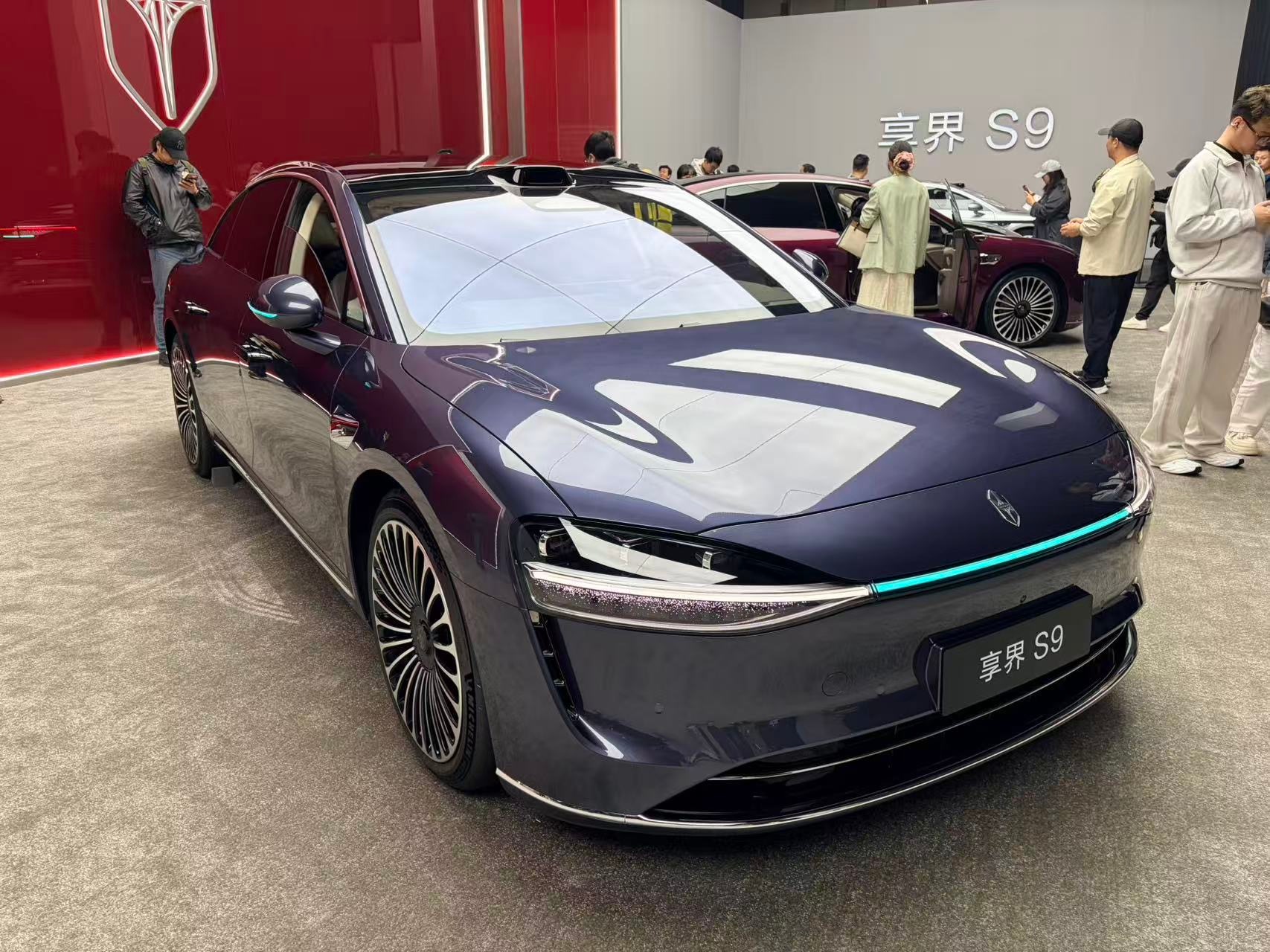 已抵达享界S9新品发布会的现场，不得不说现场看享界S9有点那种轻奢的风格～不知道